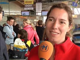 Drukte op vliegveld op de laatste schooldag - RTV Noord