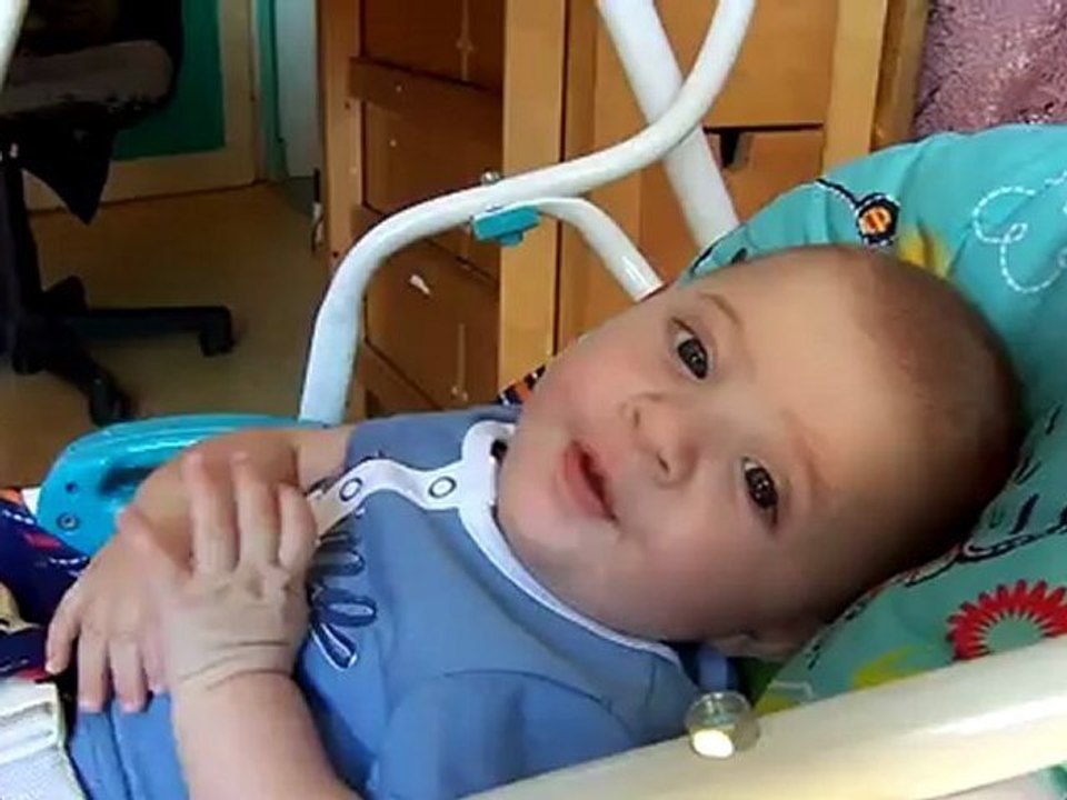 Timéo qui papote a maman