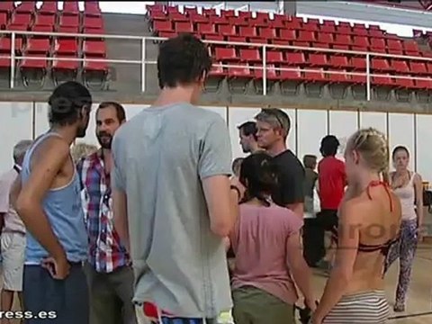 Turistas esperan en Figueres ser realojados