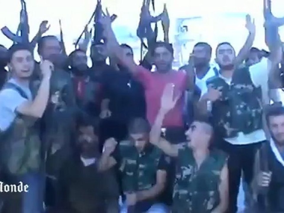 Syrie : les rebelles brûlent des chars de l'armée dans la ville d'Alep