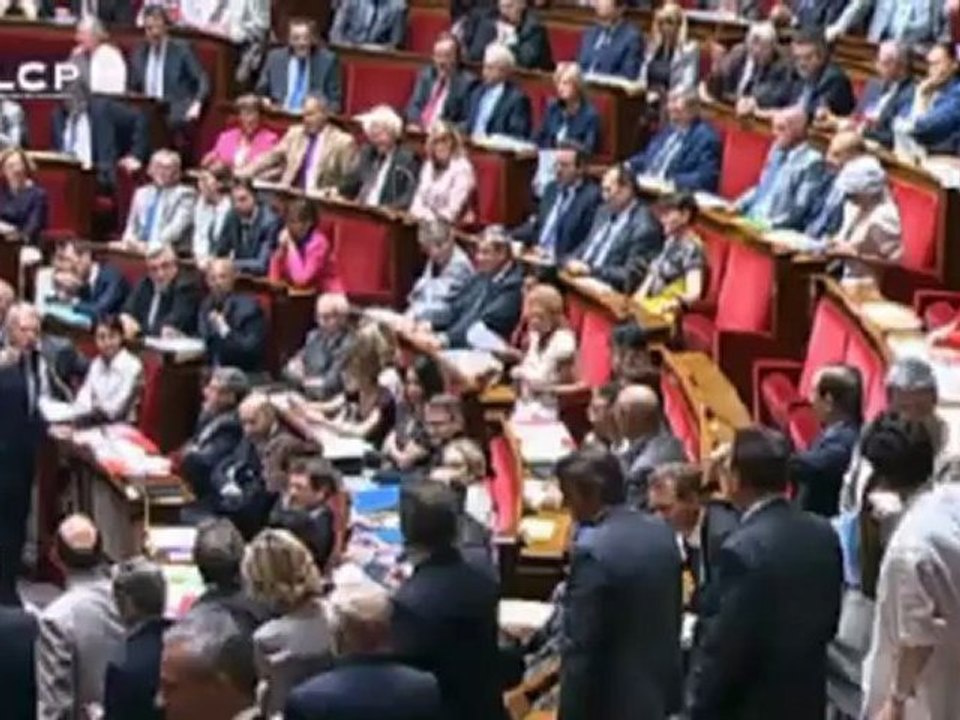 Des députés UMP quittent l'hémicycle pendant une discours de Jean-Marc Ayrault