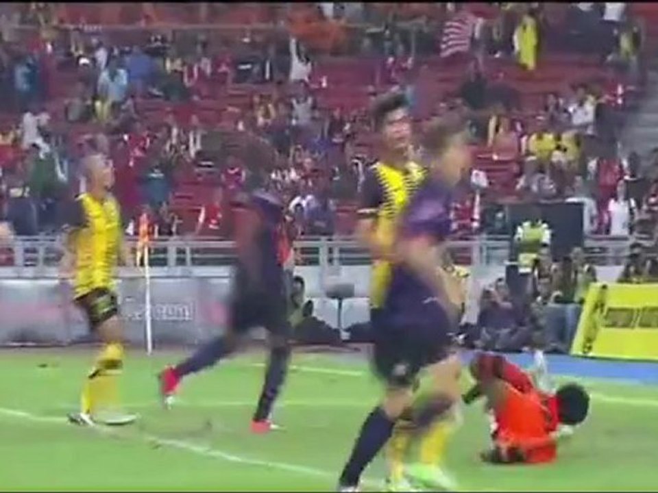 Superbe frappe d'Azmi Muslim face à Arsenal