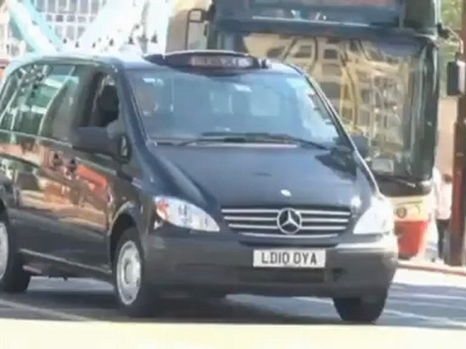 Verkehrsnetz: Protest! Taxifahrer blockieren Tower Bridge