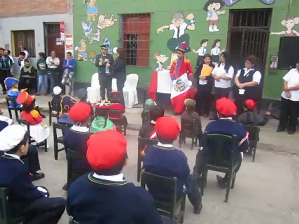 ENTREGA DE OBSEQUIO AL CAPITAN HUAMAN EN LA CEREMONIA DEL DIA DE LA INDEPENDENCIA EN EL MUNDIAL CALLAO