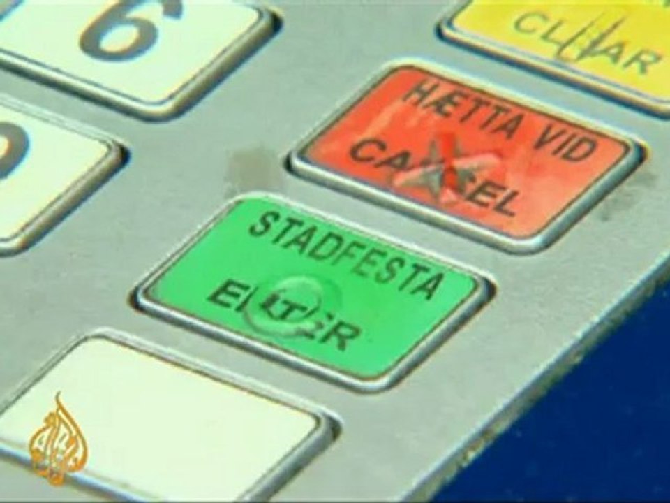 Icelanders split over repaying debt