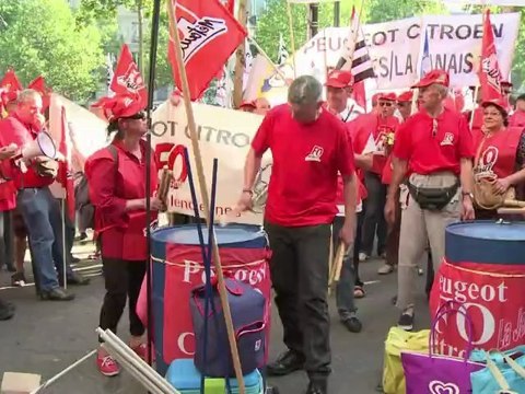 PSA: des centaines de salariés en colère devant le siège