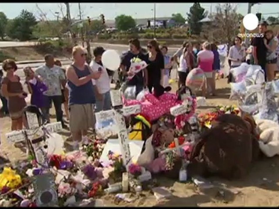 Batman star visits Aurora victims