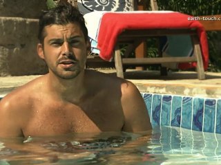 Hot guy dives with stingrays - Life's a Beach episode 01