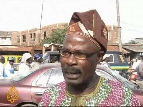 Nigerian president visits crash site