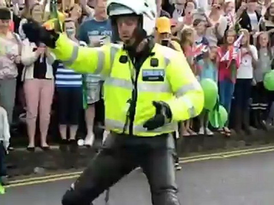 Polícia britânica anima passagem de tocha olímpica com dança