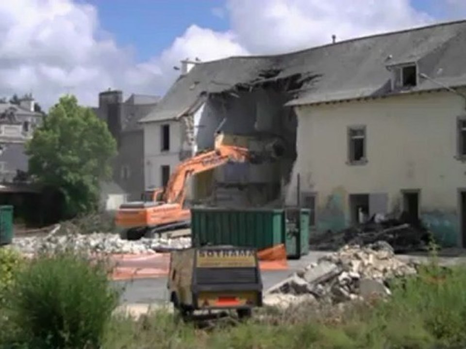 Quimperlé . Démolition de l'école de St Croix au centre ville  à Quimperlé .