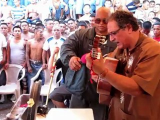 Ativistas visitam prisão