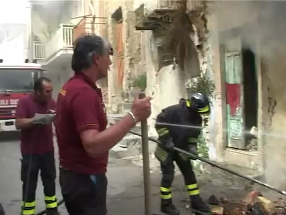 SICILIA TV (Favara) Incendio distrugge casa del centro storico di Favara