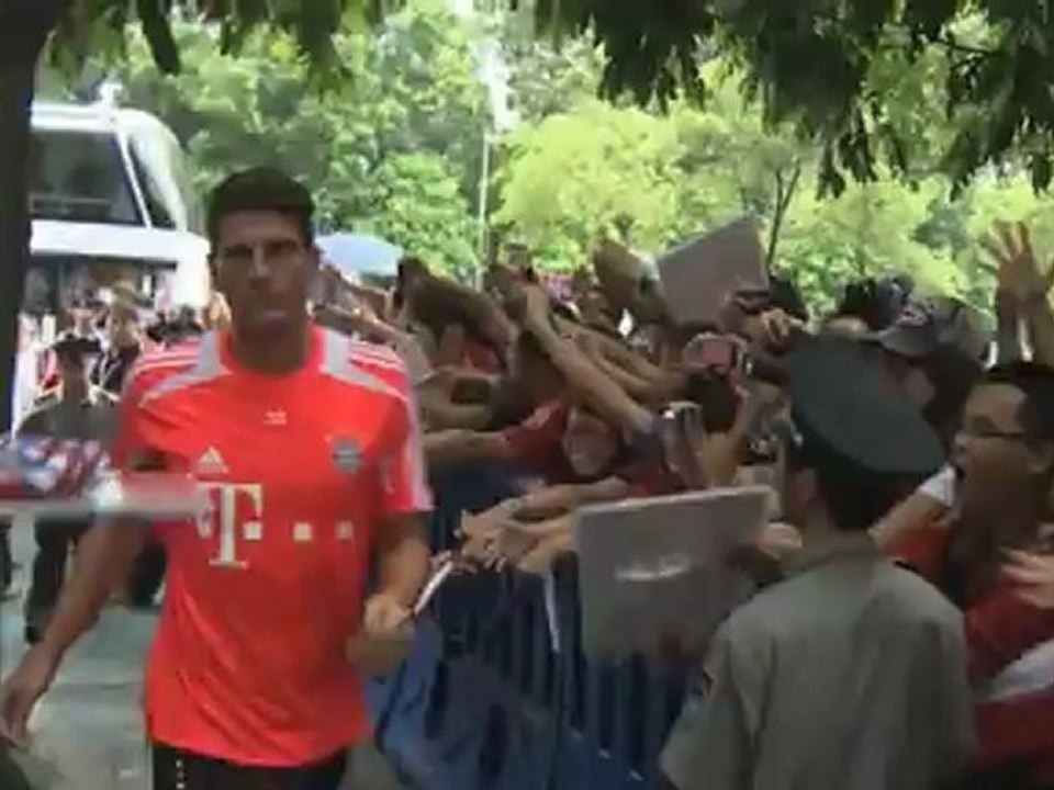 Bayern, ressa di folla in Cina sotto la pioggia