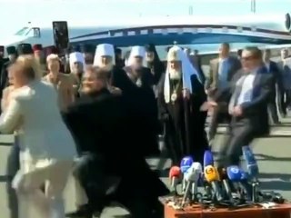 Femen : une militante se jette sur un chef religieux russe
