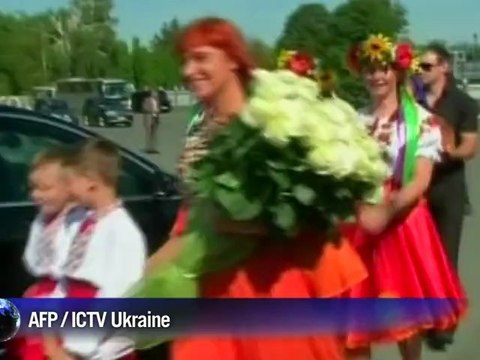 Ukraine: une femme se jette seins nus sur le patriarche russe