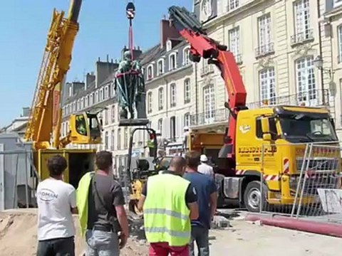 La statue de Louis XIV, place Saint-Sauveur, s'en va à la restauration