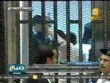محاكمة مبارك: علاء وجمال مبارك يحيون مؤيدي مبارك