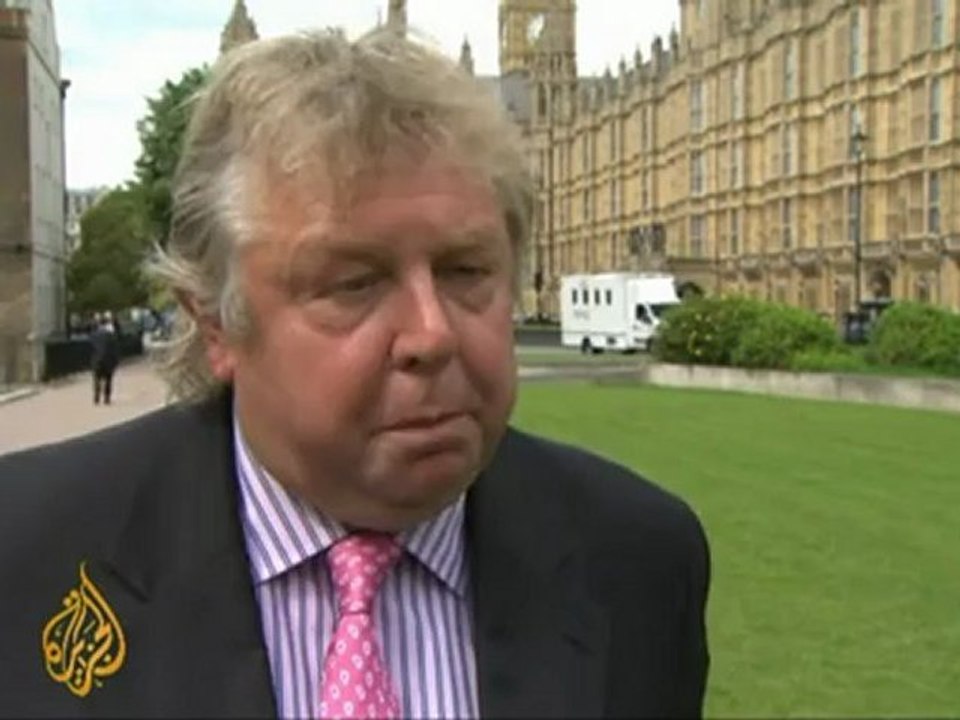 Murdoch to answer phone-hacking questions