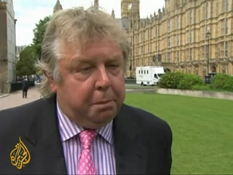 Murdoch to answer phone-hacking questions