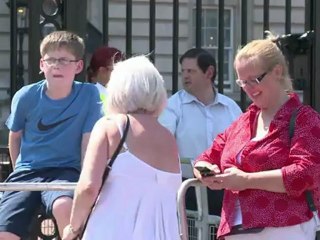 Olympic torch to pass by Buckingham Palace