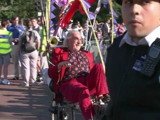 La flamme olympique passe devant le Parlement à Londres