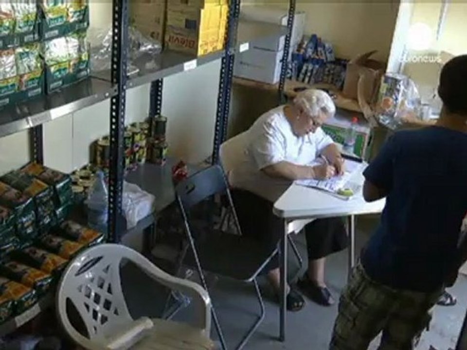 Gli spagnoli in coda per gli aiuti di prima necessità