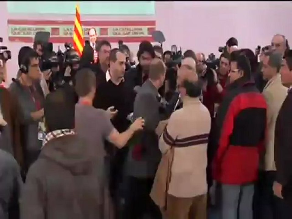 Lanzan un huevo a Iceta