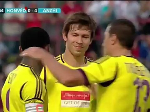 Samuel Eto'o se balade face à Honved