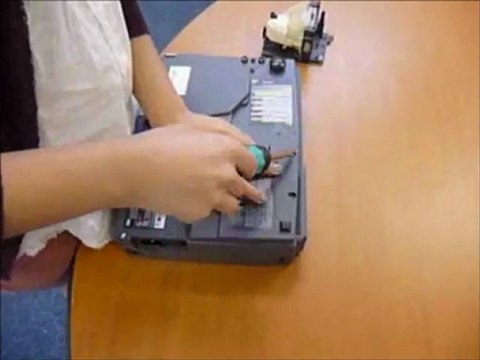 Remplacement d'une lampe Sanyo LMP94 d'un vidéoprojecteur Sanyo PLV-Z4