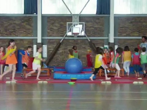 entrée des artistes lors du spectacle de fin du stage cirque de sports vacances le 27/07/2012