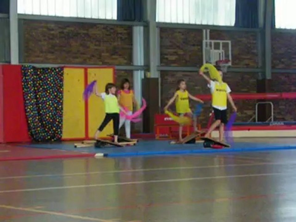 jonglage avec des foulards et rolla-bolla