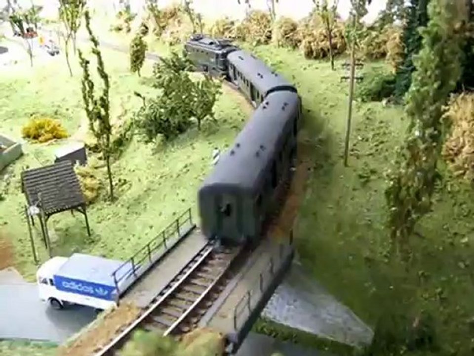 Trains miniature : Réseau de Gérard - BB 8144 et rame banlieue banlieue