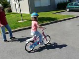 Marie fait du vélo sans roulettes