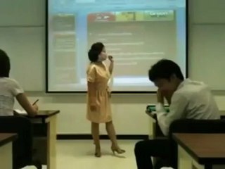 Professora ninja destrói telemóvel de aluno