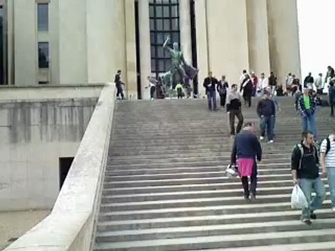 Ylann Descent les Marches du trocadéro !