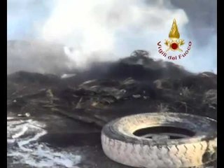 Crotone - Incendio carcasse pneumatici (27.07.12)