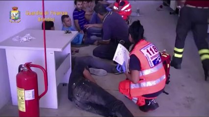 Brindisi - Immigrati nascosti nel doppio fondo di un camper (25.07.12)