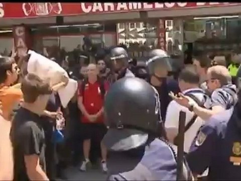 Enfrentamientos entre la policía y los indignados frente a las Cortes valencianas