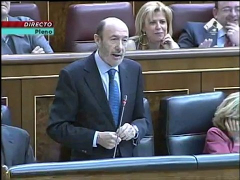 Rubalcaba provoca carcajadas en el PSOE al insinuar que Soraya es tonta