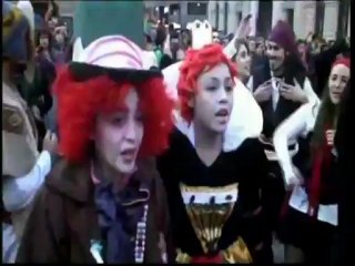 Estudiantes disfrazados de superhéroes protestan en Chile