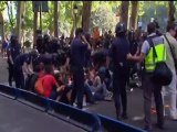 La Policía arrincona a los 'indignados' acampados en el Paseo del Prado