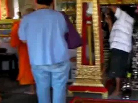 Création d'une amulette Thaï 4 Allumage de la bougie sainte