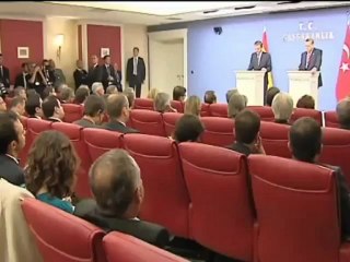 José Blanco se duerme en plena rueda de prensa de Zapatero