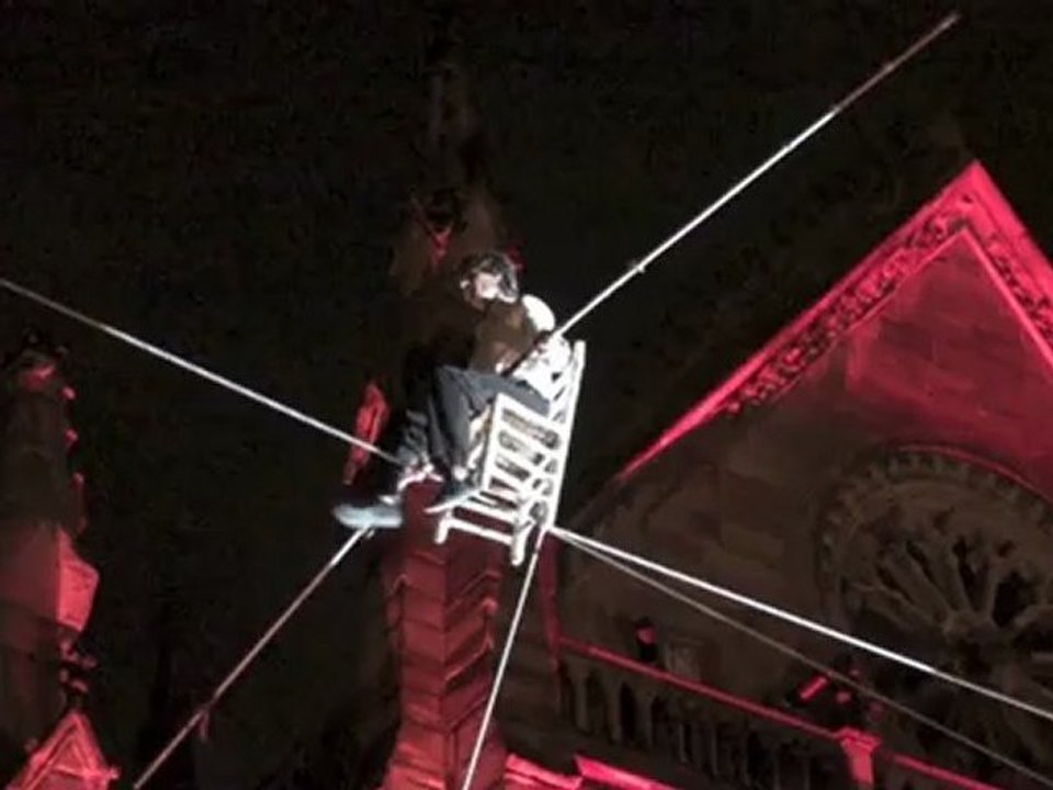 Scénes de rues Davasi ..Funambule .... c'est ça un été en fil rouge à Mulhouse