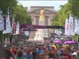 Miles de aficionados se echaron a las calles para animar a Cavendish
