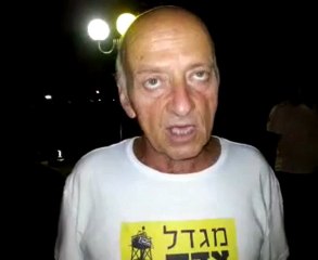 אליק רון ממקימי מגדל צדק מנסה להסביר למצלמה את השקשוקה