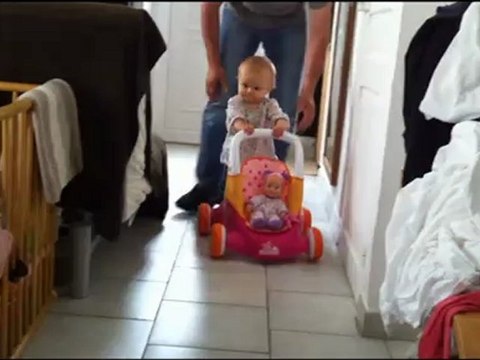 Premiers pas d'Albane juillet 2012