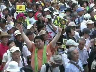 Japon: les anti-nucléaires cernent symboliquement le Parlement