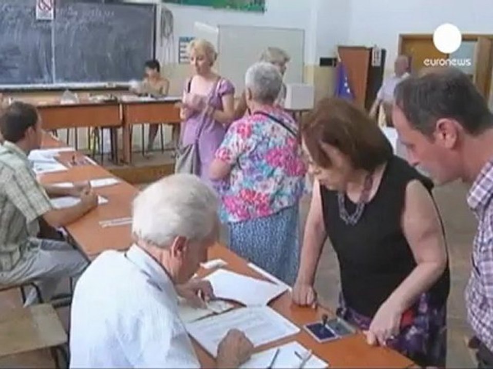 Rumanía decide si destituye a su presidente Traian Basescu